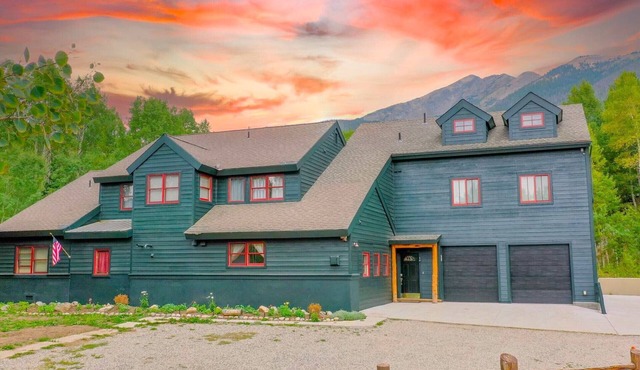 Mountain Meadow Lodge Dog-Friendly Hot Tub