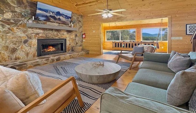 Mountain Meadow Lodge - Pet Friendly | Large Private Yard | 4 King Beds