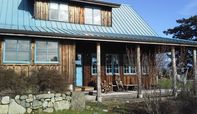 Mountain & meadow views among old growth oaks with hot tub