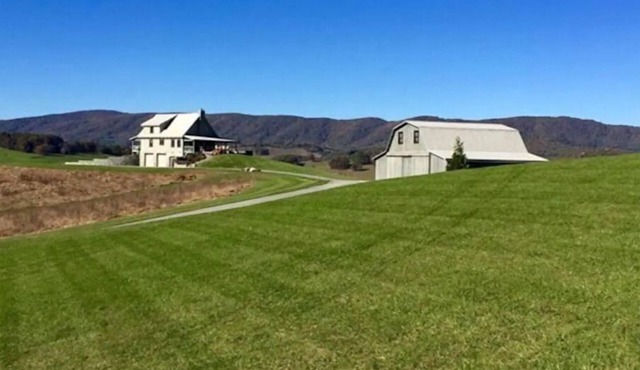 Mountain Meadows Cabin in the heart of Christmas Tree Farms with Amazing Views!n