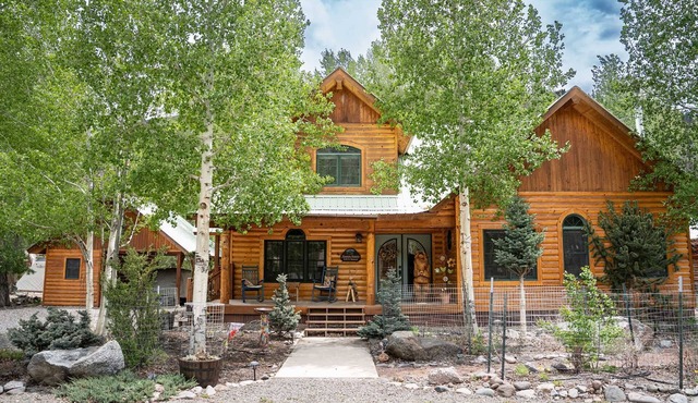 Mountain Memories - Riverfront Log Cabin, Immaculate, Beautifully Furnished, Blocks From Town!