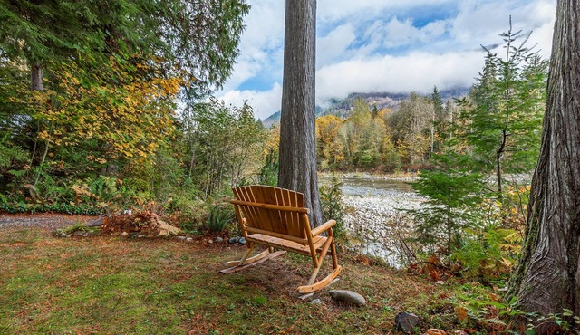 Mountain Memories - river access, pet friendly w/hot tub