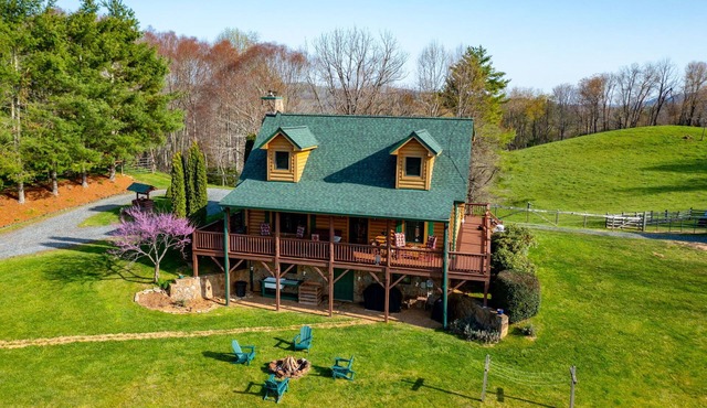 Mountain Memories - WIFI, Foosball, Dog Friendly, Gas Grill, Gas Stovetop, Firepit, Views, Sleeps 10