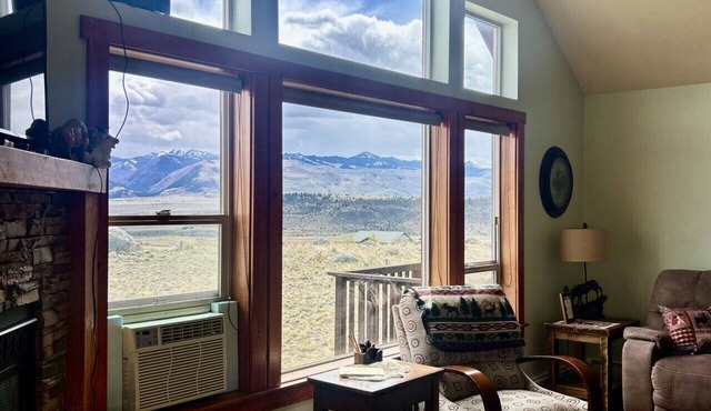 Mountain Mirador Lodge – Visit Yellowstone National Park and Soak in Local Hot Springs