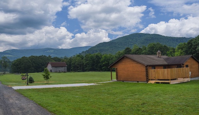 ✧ Mountain Mist- KING bed, game room, A/C - NO CLEANING FEE!