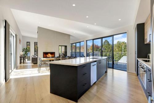 Mountain Mist Retreat - 6 Bedrooms