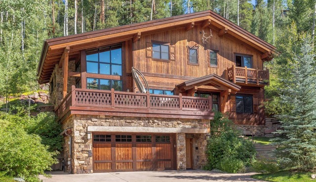 MOUNTAIN MODERN CHALET with hot tub, fire pit, on bus route