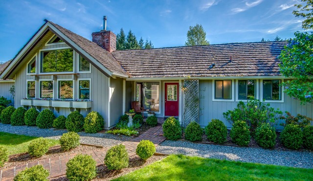 Mountain Modern Guest Home-3 acre Lawns, Pond and Gardens