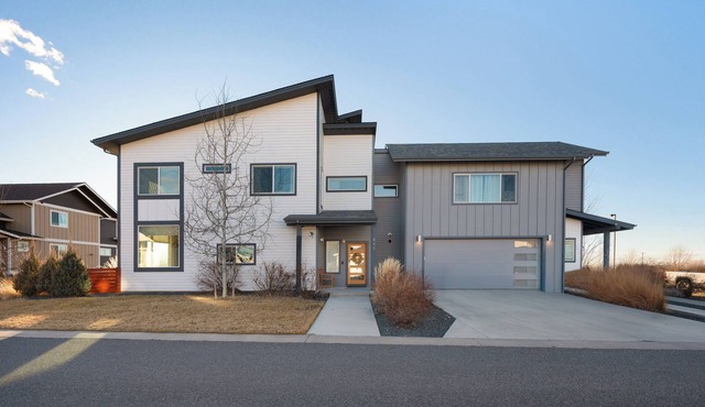 Mountain modern home in The Lakes with Hot Tub, 10 minutes from Downtown Bozeman