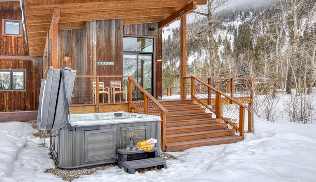 Mountain Modern Luxury Retreat with Hot Tub