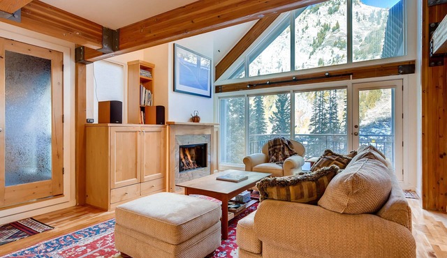 Mountain Modern Ski-in/out Townhome with Private Hot Tub, 3 Bedrooms, 3 Bathrooms 2 Half Baths