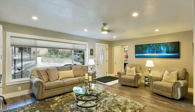 Mountain Oaks Lodge hot tub and mountain adventure