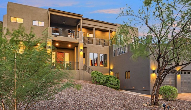 “MOUNTAIN OASIS” City Views-Spa-Pool-Hiking-Game room-lots of gathering spaces!