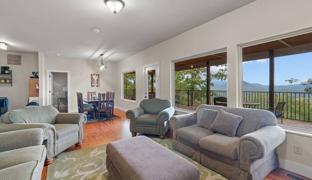 Mountain Oasis: Cozy Cabin with Stunning Views