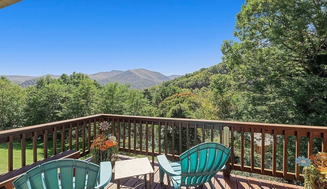 Mountain Peeks Cabin | Views & Game Room