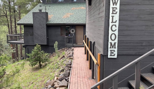 Mountain Pine Main House on Quiet Cul-de-sac-3 Decks-Views of Forest + Hot Tub!