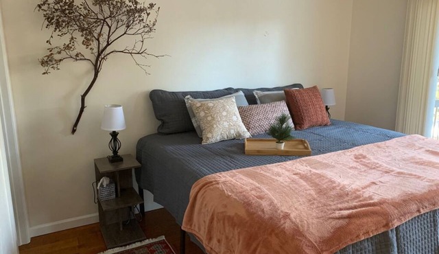 Mountain Pines Cottage Guest House over Garage on Quiet Cul-de-sac + Hot Tub!