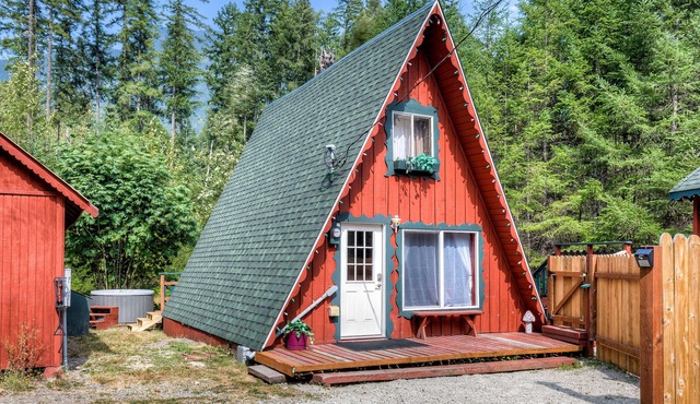 Mountain Play Chalet w/hot tub & grill- epic hikes, waterfalls, & more, pets too!