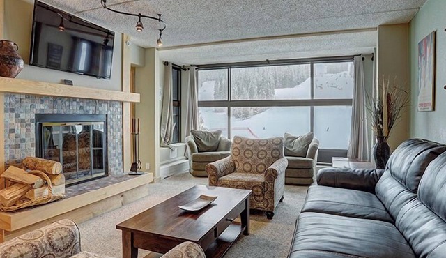 Mountain Plaza 3 Bedroom Condo #521/523 by RedAwning