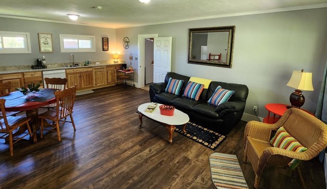 Mountain Point of View Cottage - 15 Minutes from the Caverns!