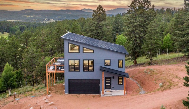 Mountain & Pond Views, Hot Tub, Stargazing, Kid + Dog Friendly, Loft+3BR