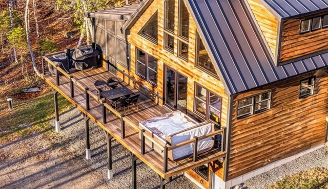 Mountain retreat – stunning views, hot tub, gas fireplace, bunk room
