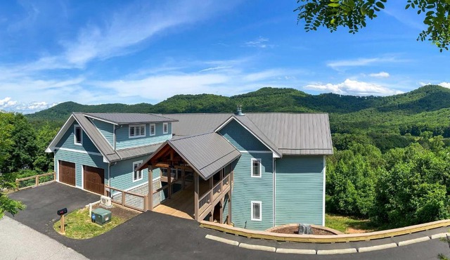 Mountain Refuge with View, 12 Mi to Asheville!