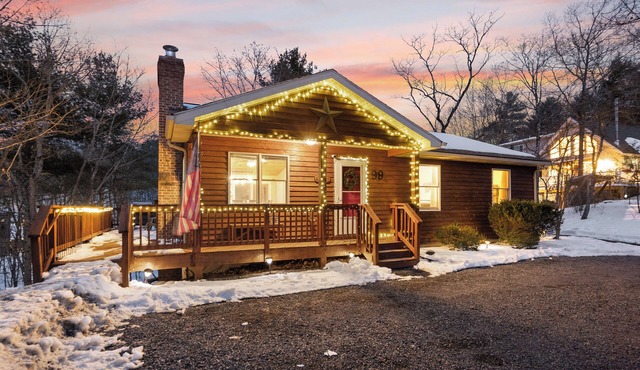 Mountain Resort Cabin with Hot Tub "Lazy Basye"