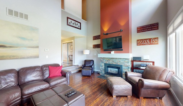 Mountain retreat with a balcony, grill, fireplace & tennis access - walk to lift