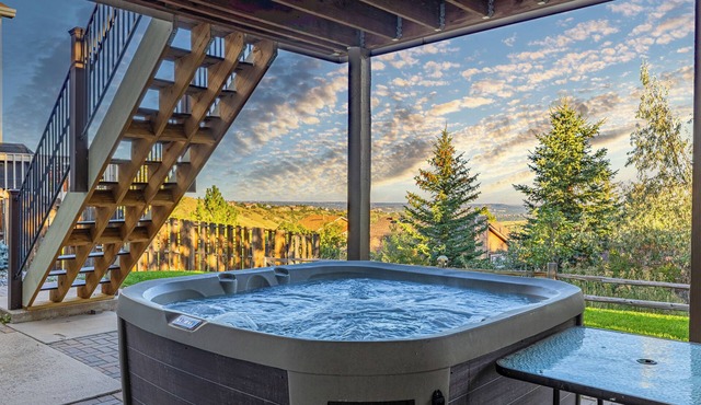 Mountain Retreat With Hot Tub & Views