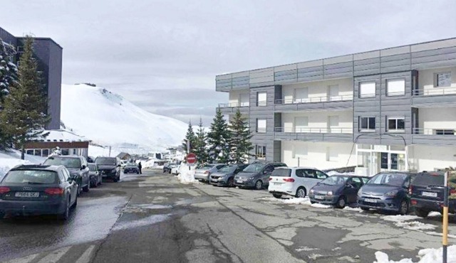 Mountain Retreat: 2-Bedroom Apartment with Ski Access in Arette