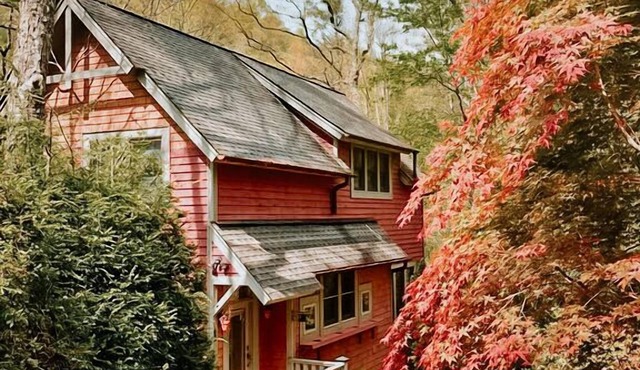Mountain retreat by Lake Glenville: creekside, secluded, Cashiers - Glenville