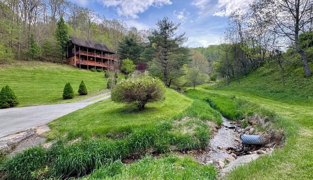 Mountain Retreat Cozy 3-bedroom Cabin - minutes to the New River. Pet friendly!