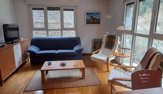 Mountain Retreat: Cozy 2-Bed Apt, 10 Mins to Ski Slopes