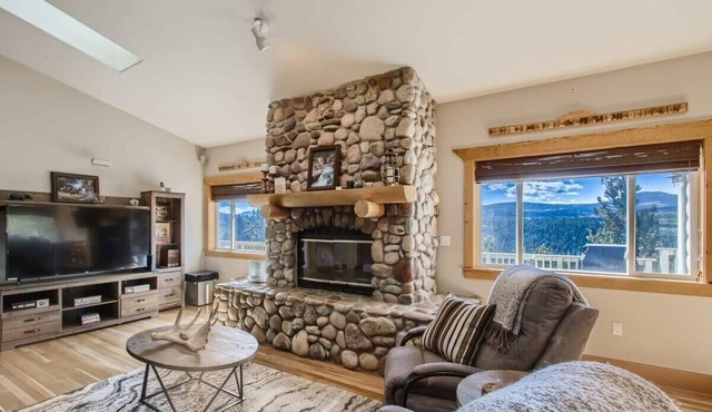 Mountain Retreat/Deck, Views/Sleeps 10