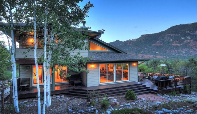 Mountain retreat, epic views, hot tub, decks, game room. Non-smoking. Near town.