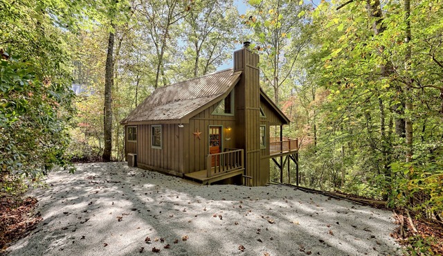 Mountain Retreat Getaway by Lake Burton, HOT TUB!