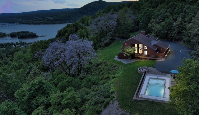 Mountain Retreat ★ HEATED POOL ★ Amazing Views!