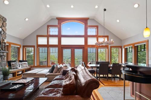 Mountain Retreat Hot Tub & Walk to Loon!