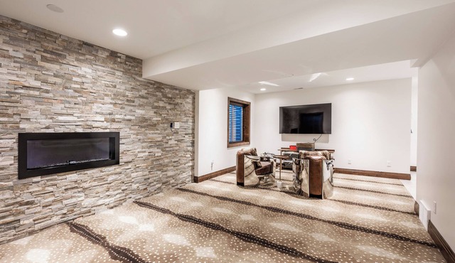 Mountain retreat in Park City! Modern inside/ traditional outside. Sleeps 8-10