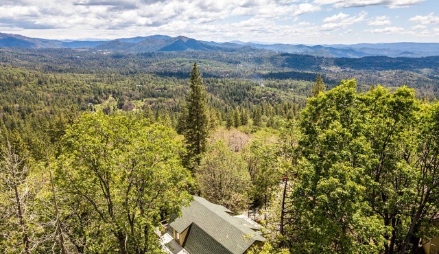 Mountain Retreat- Mid Century Style. Stunning Views. Hot Tub. On-Site Massage