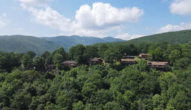 Mountain Retreat: Near Mt. Mitchell & Blue Ridge Parkway. AMAZING VIEWS!