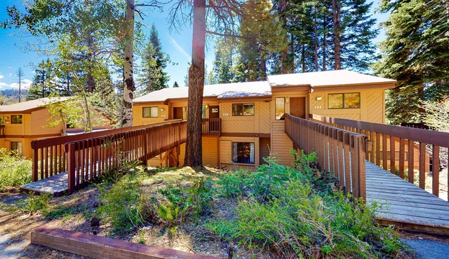 Mountain retreat near the lake & skiing with deck, shared pool & grill