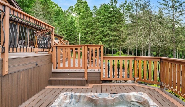 Mountain Retreat on 10 Acres, Hot Tub & Pond