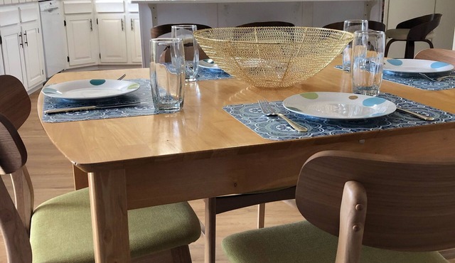 Mountain Retreat-Outdoor adventures minutes away-Room for 6-Pets OK