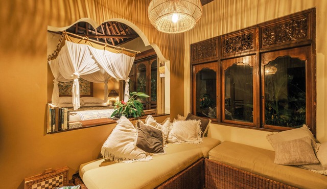 Mountain retreat perfect for couples. Beautiful natural views!