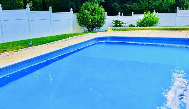 Mountain Retreat: Pool, Hot Tub & Spacious, Family-Friendly Comfort