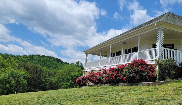 Mountain Retreat. Relax and Recharge. nSpacious House with Sunny Terrace. Views