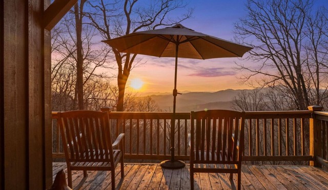 Mountain Retreat, Sunset Views, and 20 Minutes to Asheville!