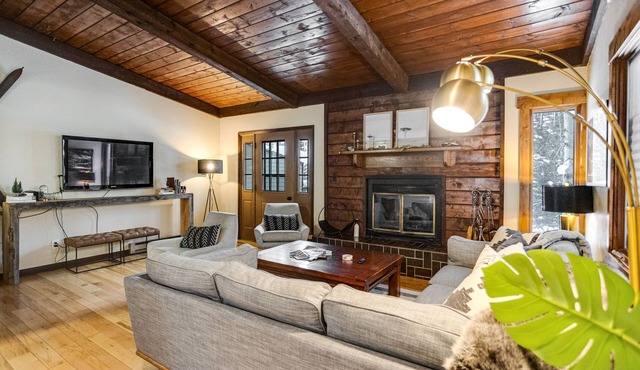 Mountain Retreat Townhome on Bus Route with a Private Deck & Covered Parking